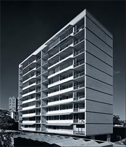 Ithaca Gardens units, Elizabeth Bay, 1960, by Harry Seidler. Image: Max Dupain, 1960. © Penelope Seidler.