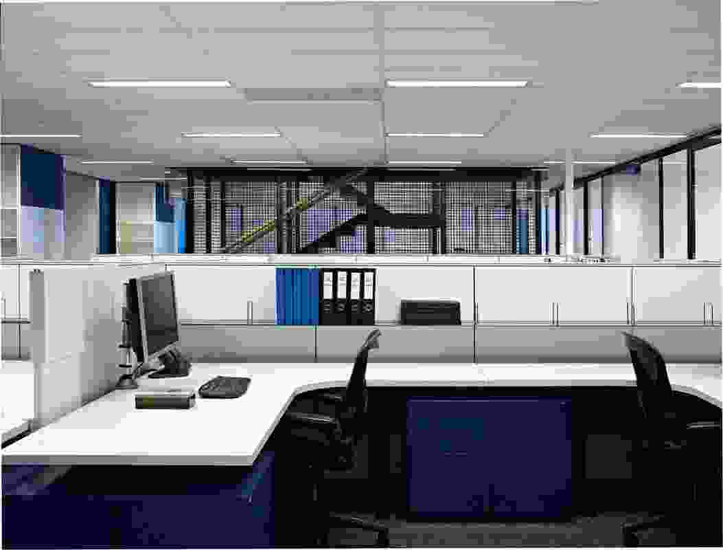 Each work floor is identified by a mineral colour and a strong connection is promoted between workstations and meeting areas.