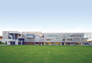 预科学校位于校园的西部边界,最大限度地扩大了开放的游戏空间,同时加强了校园的围墙。