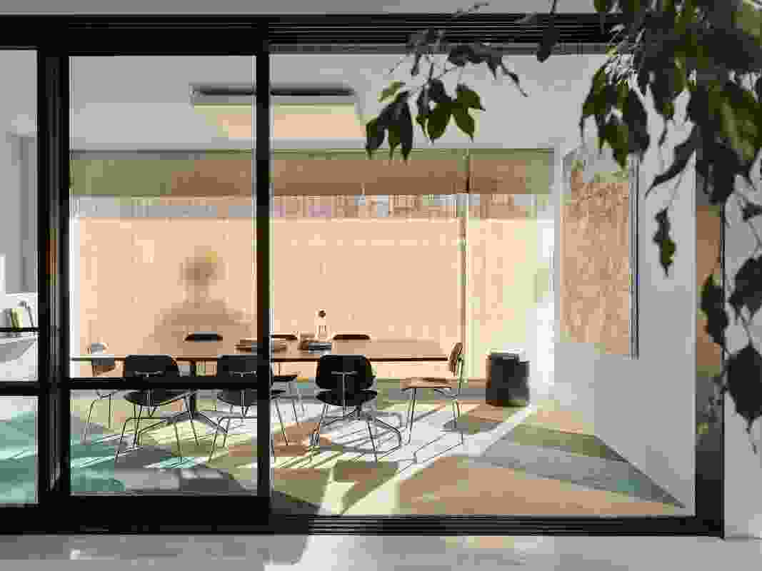 The front meeting room can be exposed or concealed from the street and sunlight.
