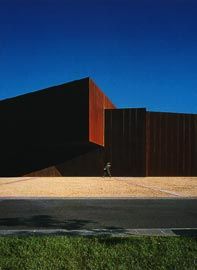 Detail of the north elevation.The projecting
volume bridges over the large entry to the courtyard and houses the Chunky Move studios.