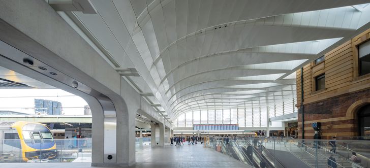 حجم هندسی سقف که از نظر بصری از داخل و خارج ایستگاه قابل توجه است، با مقیاس بزرگ مدنی پروژه مطابقت دارد.