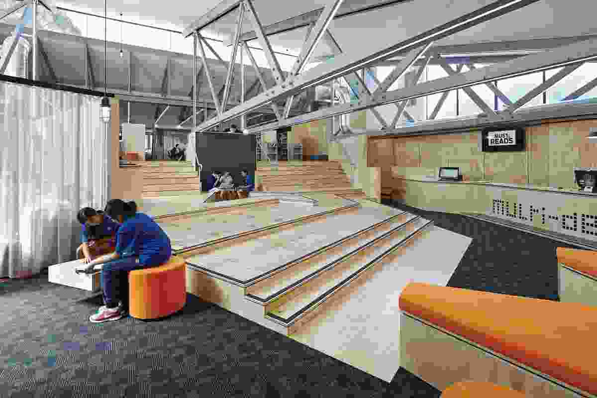 Located adjacent to the Multi-Desk, “the Spanish Steps” is a series of platforms that provide impromptu spaces for discussion, meeting and reading.
