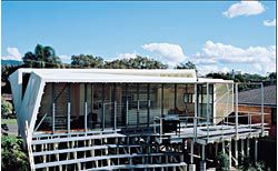 The open rear
elevation, with a set of
bleachers reaching down
into the backyard.