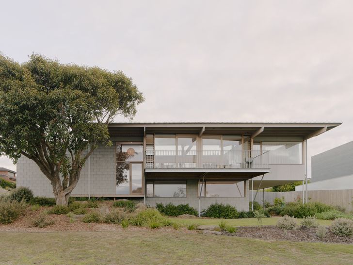 The house is reminiscent of a simple beach hut with its obvious materiality and straightforward structure.