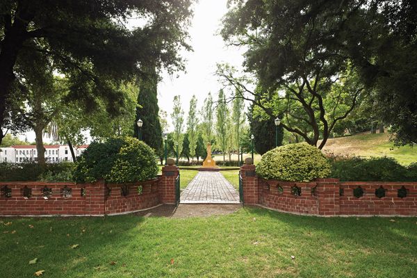 The unassuming entrance to the Pioneer Women’s Memorial Garden.