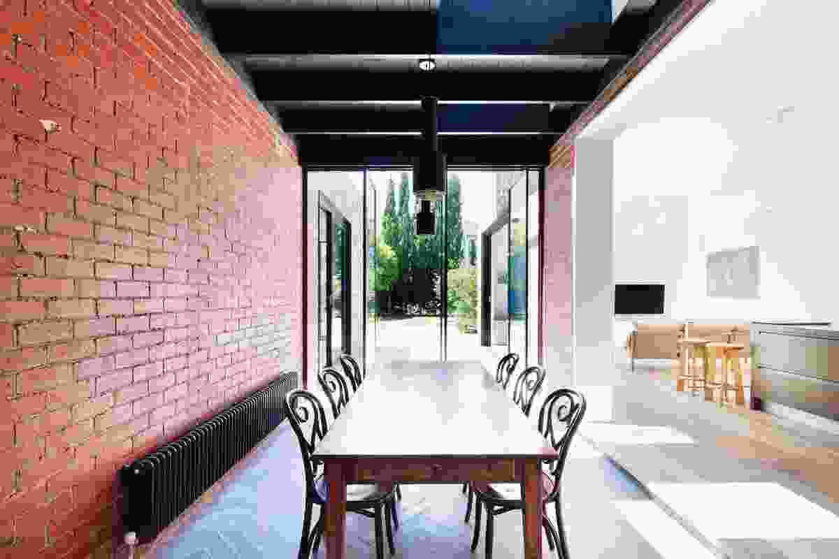 The internal courtyard space is used as a 
dining area. Artwork: Mabel Juli, Karrgin Ngarrangkarni – Moon Dreaming, 2002.