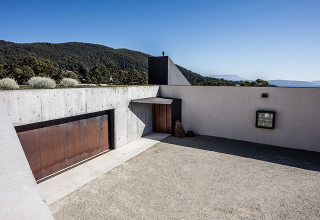A green roof over the garage completes the dramatic impression of the entry courtyard.
