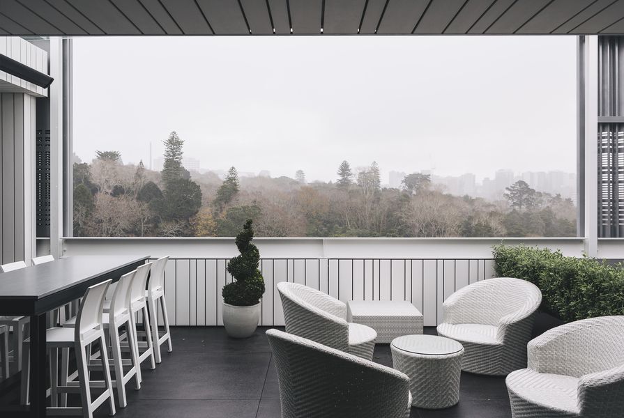 While there is no garden in this inner-city apartment, the outlook from the deck frames a landscape of beautiful, old trees in Auckland's Domain. 