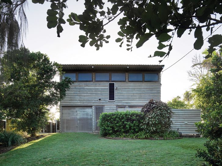 Wilson Beach House is a robust timber box set amongst the dunes, where families spend relaxed weekends, living one notch above camping.