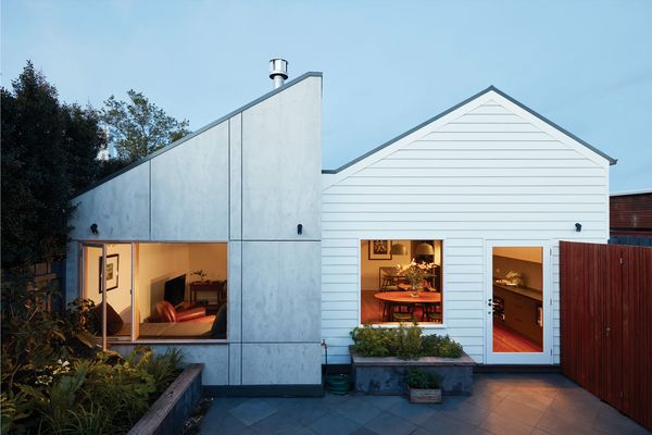 The raw-finish cement sheet cladding on the new volume was chosen for its “honesty” and the contrast it provides to the weatherboard of the original home.

