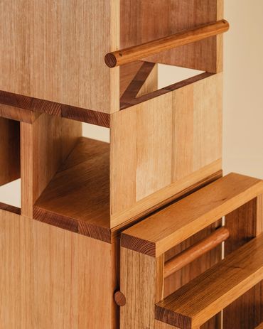 Stackable Furniture (2018) مجموعه‌ای از صندلی‌ها و چهارپایه‌های چوبی ویکتوریایی است.