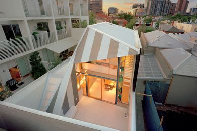 The form of the home has been designed like an eyelid, to create an open outlook to the courtyard while ensuring privacy from overlooking neighbours.