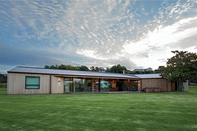 By keeping this house long and low, architect Glenn Brebner has maximised the north-facing site. 