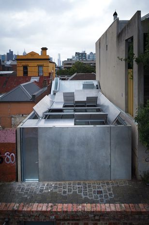 As in a number of Godsell’s residential and other works, the operable roof in the Green House (2011) plays with the idea of a “smart parasol.”