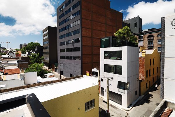 Located on a tight site in Surry Hills, this four-storey house with a roof terrace sits comfortably within office blocks and other mid-rise buildings.