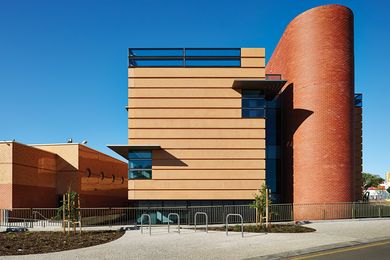 The New Learning Centre is sited next to an existing 1990s building, which was built in the same style as the original buildings designed in the 1930s by Sydney architects Edward Fitzgerald and John R. Brogan as part of their winning entry in a national architecture competition.