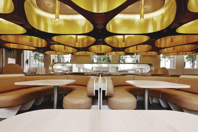 Natural leather banquettes and blond 
rock maple tabletops imbue the space with 
a sense of luxury.