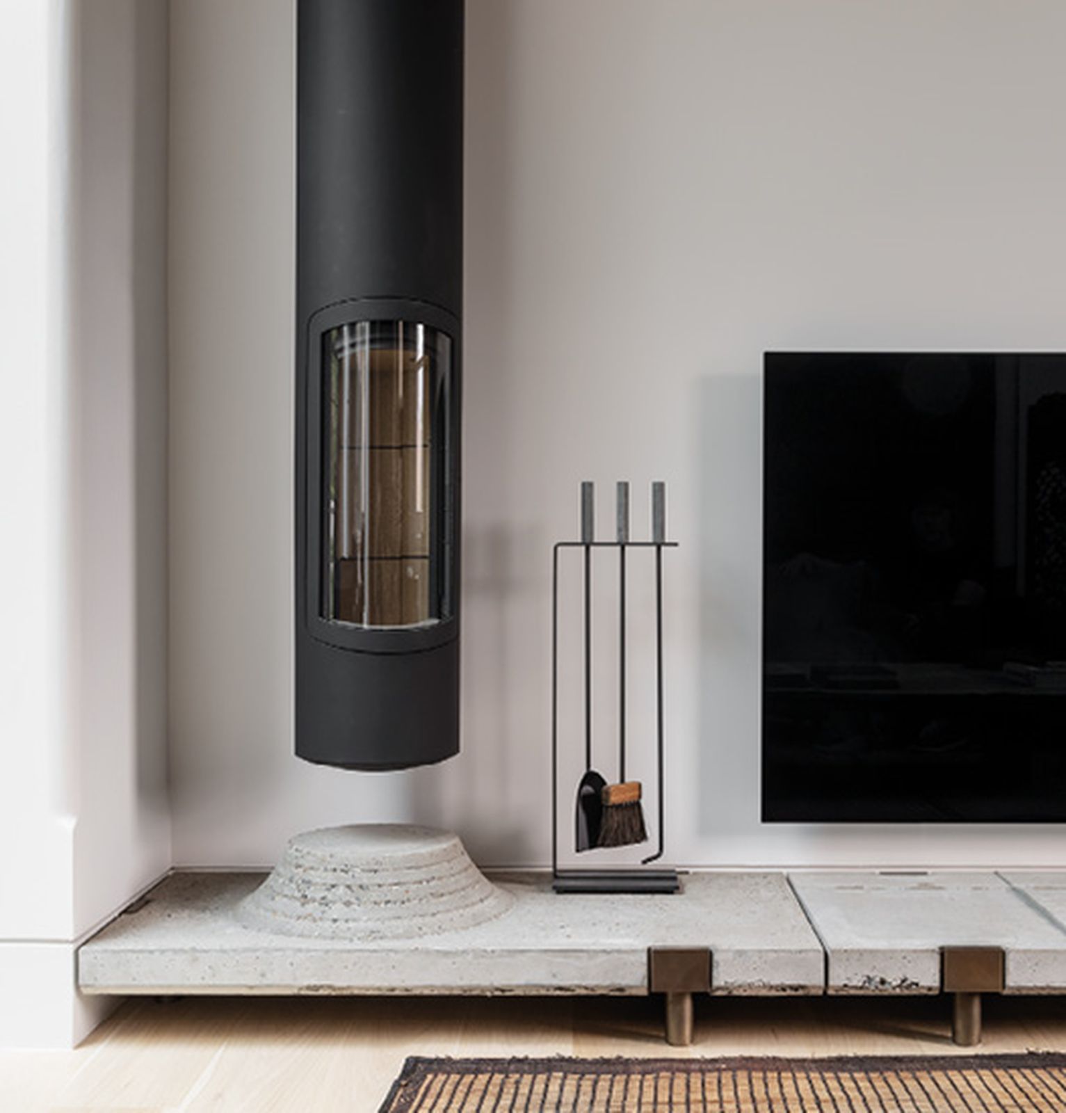 Cameron’s holistic approach to Braelin, the home of two art collectors, combined vintage and contemporary pieces with bespoke designs, including a concrete and bronzed brass fire hearth.