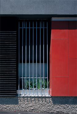 Detail
of the ground-level
facade of Earl Street,
showing variation in
colour and textures.