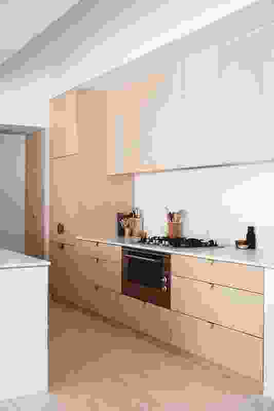 在厨房，白色的砖和石灰石反映了住宅的外部材料颜色。摄影:林登自由/开源软件。