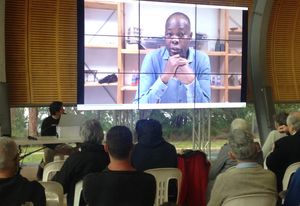 Francis Kéré talking on video.
