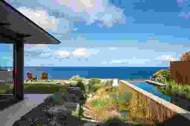 Clifftop Garden contextualizes an existing house by architect Paul Pholeros and natural pool within the site’s dramatic clifftop location.