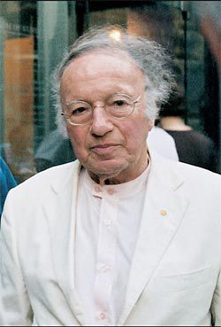 Harry Seidler outside the Museum of Sydney
in 2005, (above) with Peter Myers and Penelope
Seidler. Photographs Timothy Williams.