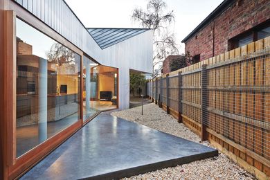 The roof dramatically dips to the south, forming a “V” over the kitchen space and giving the house the bow shape from which it gained its moniker.