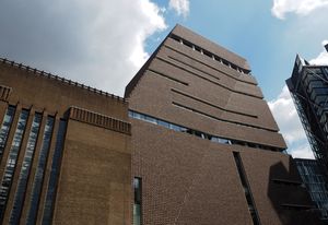 The brick of Tate Modern Switch House by Herzog and de Meuron is a recognizable element of scale.