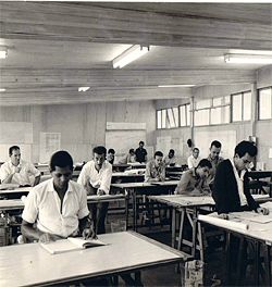 Oscar Niemeyer’s studio at Brasilia, 1958. Reuben Lane is at the far left and Niemeyer is visible at the back of the studio, leaning
over a drafting board. Courtesy Reuben Lane.