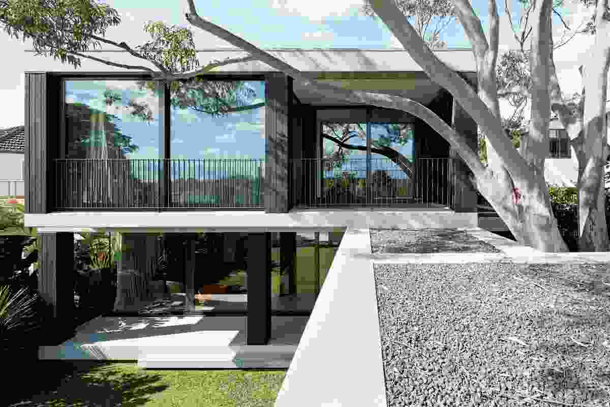 Hopetoun Avenue Residence (2014) exercizes minimalist architecture to extend an existing Federation house.