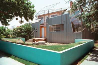 Frank Gehry’s experimental, exploded bungalow in Santa Monica (1978/1991) is considered to be one of the first deconstructivist buildings.