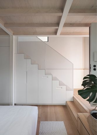 A sunken ground-floor level accommodates sleeping and bathing spaces.