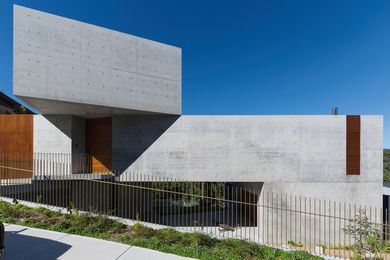 The modest setback and an open fence place the front door almost at arm’s length, as if to invite guests in.