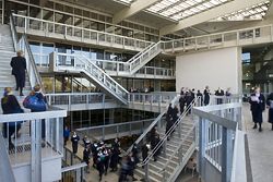 The central
public space of the
Creative Learning
Centre at Brisbane
Girls Grammar
showing the visual
connection between
all levels.