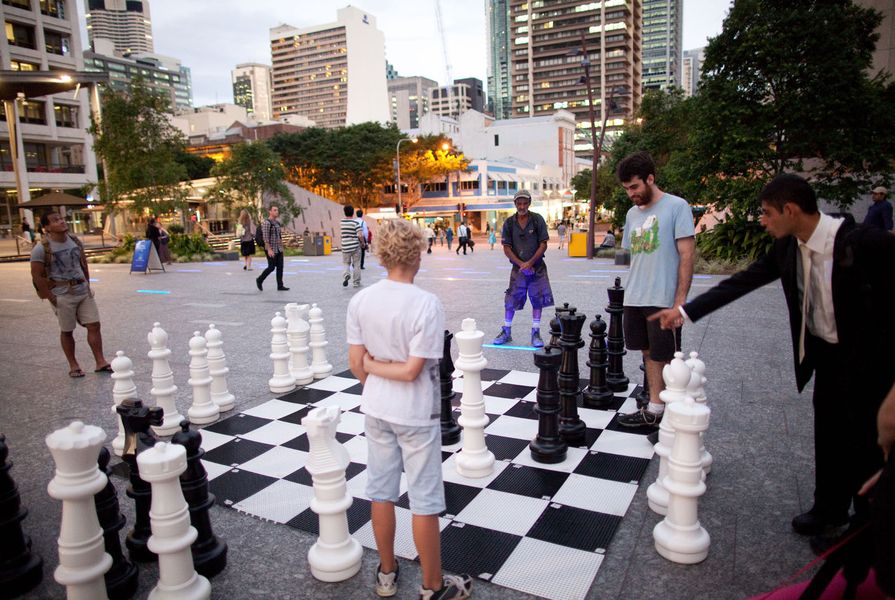A giant chess set brings together people 
of different ages, socio-economic backgrounds and cultures.