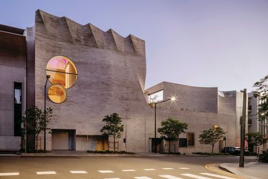 以其神秘的立面,凤凰城既回应了其城市周围,又隐藏了其内部的杂集。
