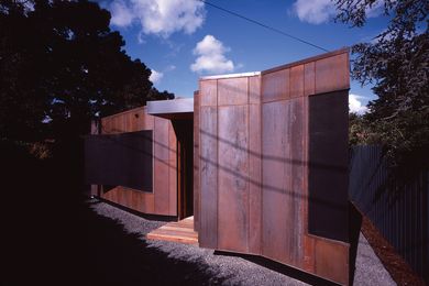 Pre-weathered copper cladding hovers above the ground and defines the extension as a “placed object.”