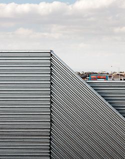 N°9 Sound wall detail with the suburbs beyond.Photography
1, 2, 6–9 John Gollings.
3–5 Michael McLeod