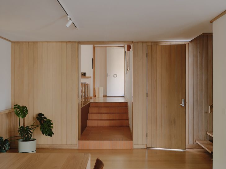 The formerly separate units shared a two-sided phone hatch in the common wall. This hatch has been expanded into a threshold, which bridges the difference in floor height through a series of steps.