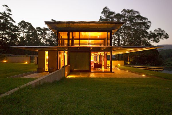 Bangalay, Upper Kangaroo Valley, NSW, by Peter Stutchbury Architecture (2000–05).