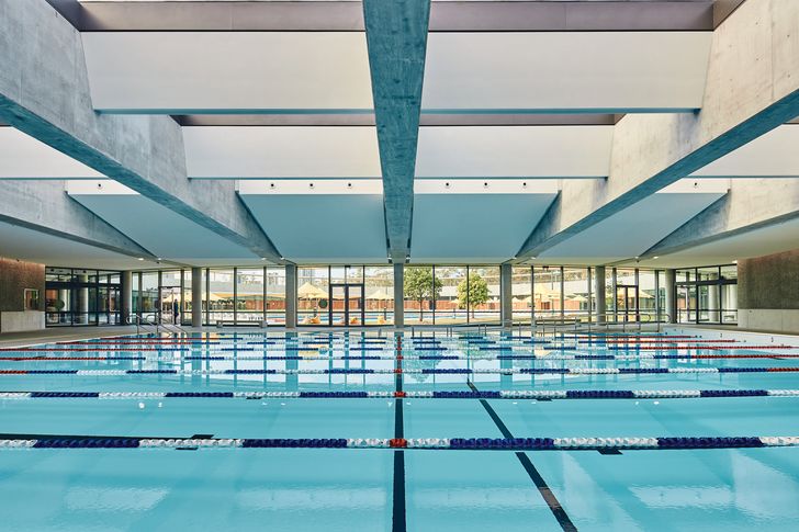 Zenithal lighting differentiates the indoor pools’ atmospheres. Above the 25-metre pool, concrete beams support linear ETFE skylights.