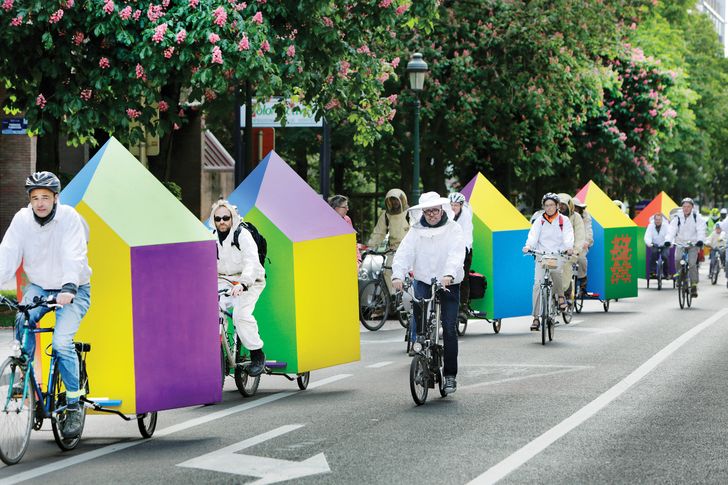 The Bee Car was an interactive installation of beehive huts towed by bicycles. The mobile huts, much like Farmtruck, extended Parckfarm out of its site into surrounding neighbourhoods. In addition to producing Parckfarm honey, the bicycles encouraged community members to study the interior of a beehive and understand the importance of pollinating insects. The Bee Car team included members of SRABE (Société Royale d’Apiculture de Bruxelles et ses Environs), an association of hobby beekeepers who keep bees in an urban environment.