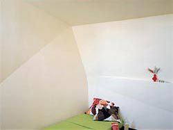 The folded
planes of a bedroom
interior.