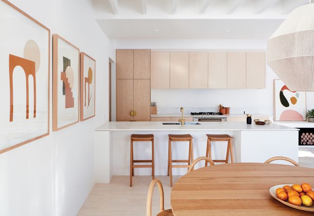 厨房是家庭空间配置的中心。作品:Bobby Clark(左墙)，Ash Holmes(后墙)。